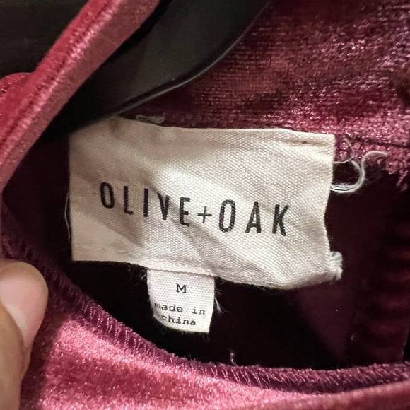 NWOT OLIVE + OAK  Burgundy blouse short  ruffle sleeve. Size: Medium - Picture 3 of 5